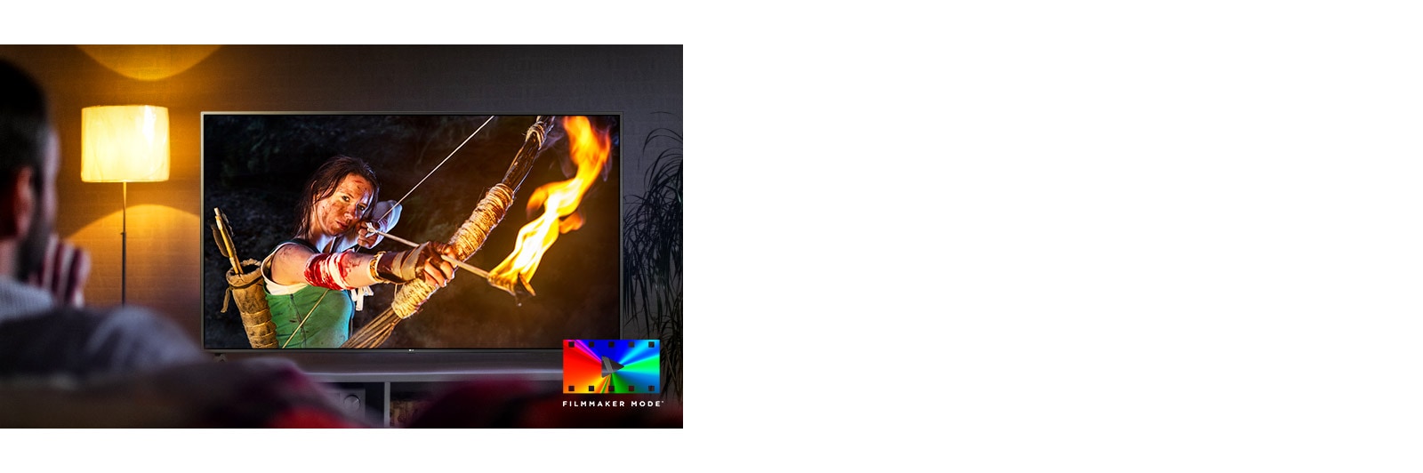 Muž sedí na gauči a sleduje akčný film. Žena na obrazovke má úplne natiahnutý luk so šípom.