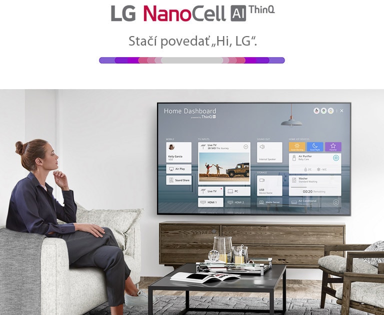 Žena sedí na pohovke v obývacej izbe, pred ňou je obrazovka televízora s ponukou.