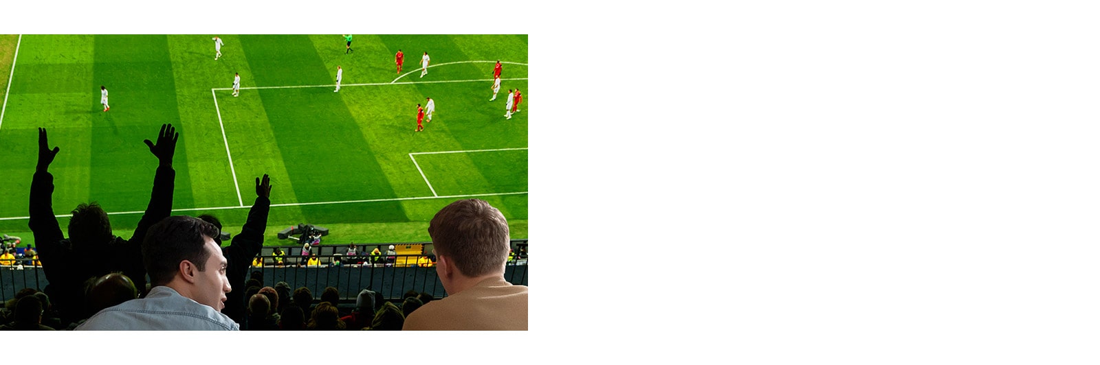 Ľudia sledujú športový zápas v obývacej izbe s ultraveľkou televíznou obrazovkou.