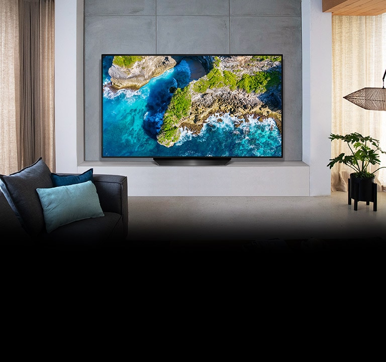 Televízor v luxusnom dome zobrazujúci prírodu z vtáčej perspektívy