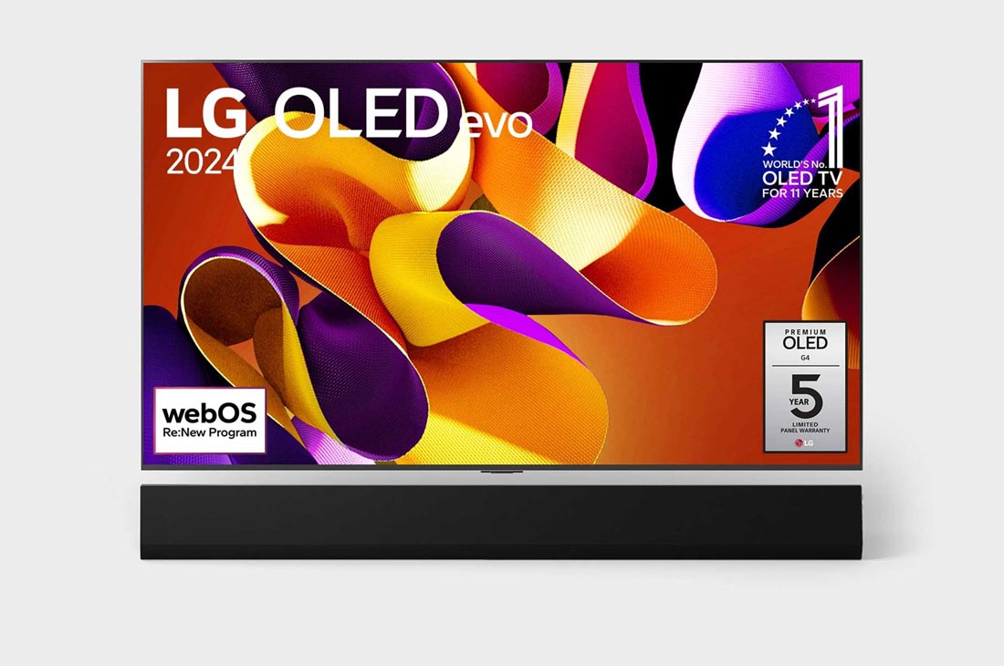 LG 65-palcový LG OLED evo AI G4 4K Smart TV OLED65G4, Pohľad spredu s televízorom LG OLED evo AI, OLED G4, emblémom 11 rokov svetovej jednotky OLED, logom webOS Re:New Program a logom 5 ročnej záruky na panel na obrazovke, ako aj so soundbarom pod televí, OLED65G45LW