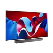 LG 77-palcový LG OLED evo C4 4K Smart TV OLED77C4, Mierne naklonený pravý bočný pohľad na televízor LG OLED evo, OLED C4 so Soundbarom LG pod ním, OLED77C44LA, thumbnail 3