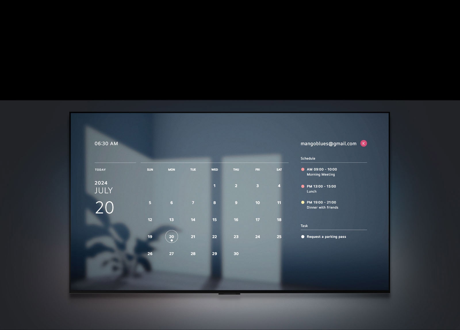 Televízor LG zobrazuje obraz východu slnka s časom, dátumom, počasím a teplotou a text „Dobré ráno“. Rečová bublina s textom „Hi LG“ sa postupne objavuje a mizne. Po nej nasleduje rečová bublina s textom „Ukáž mi program na tento týždeň“. Obrazovka sa postupne zmení na zobrazenie Kalendára Google a denného programu.