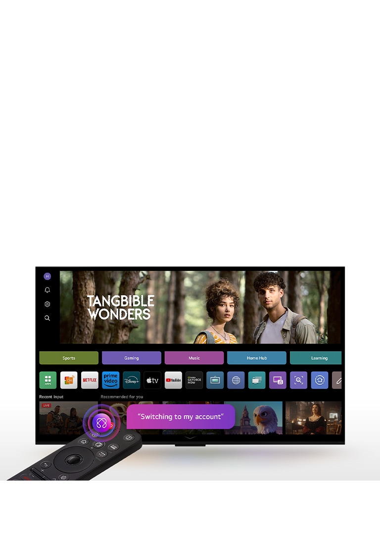 Na obrazovke televízora LG OLED TV sa zobrazuje domovská stránka webOS 25 plná aplikácií a zábavného obsahu. Pri televízore je ovládač LG AI Magic Remote. Tlačidlo AI je zvýraznené, akoby ho aktivoval používateľov hlas. Vedľa je bublina, ktorá prepína na môj účet.