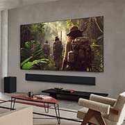 LG 77 palcový LG OLED evo AI G5 4K Smart TV 2025, Široký pohľad na obývaciu izbu v luxusnom dome, muž sleduje film na televízore LG OLED TV namontovanom na stene. Dizajn televízora elegantne splýva so stenou a interiérom., OLED77G54LW, thumbnail 14