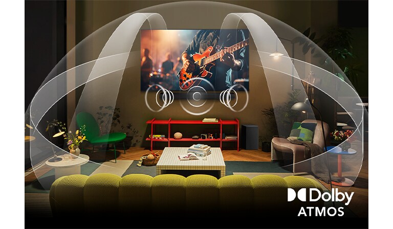 Tlmene osvetlená útulná obývacia izba s televízorom LG OLED TV a soundbarom LG Soundbar. Na obrazovke sa zobrazuje detail elektrickej gitary pri hraní. Grafika ukazuje, ako Dolby Atmos vypĺňa celý priestor priestorovým zvukom zo všetkých smerov. Logo Dolby Atmos sa nachádza v dolnom rohu.