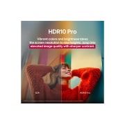 LG 43 palcový LG UHD AI UA73 4K Smart TV 2025, Fotografia dievčaťa v červenom svetri rozdelená na polovicu, ktorá na ľavej strane zobrazuje SDR a na pravej strane HDR10 Pro. Pravá strana obrázka je ostrejšia a kontrastnejšia v porovnaní s ľavou st, 43UA73006LA, thumbnail 7