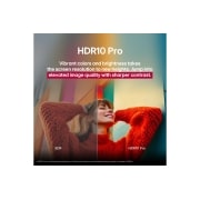 LG 65-palcový LG UHD AI UA75 4K Smart TV 2025, Fotografia dievčaťa v červenom svetri rozdelená na polovicu, ktorá na ľavej strane zobrazuje SDR a na pravej strane HDR10 Pro. Pravá strana obrázka je ostrejšia a kontrastnejšia v porovnaní s ľavou st, 65UA75006LA, thumbnail 7