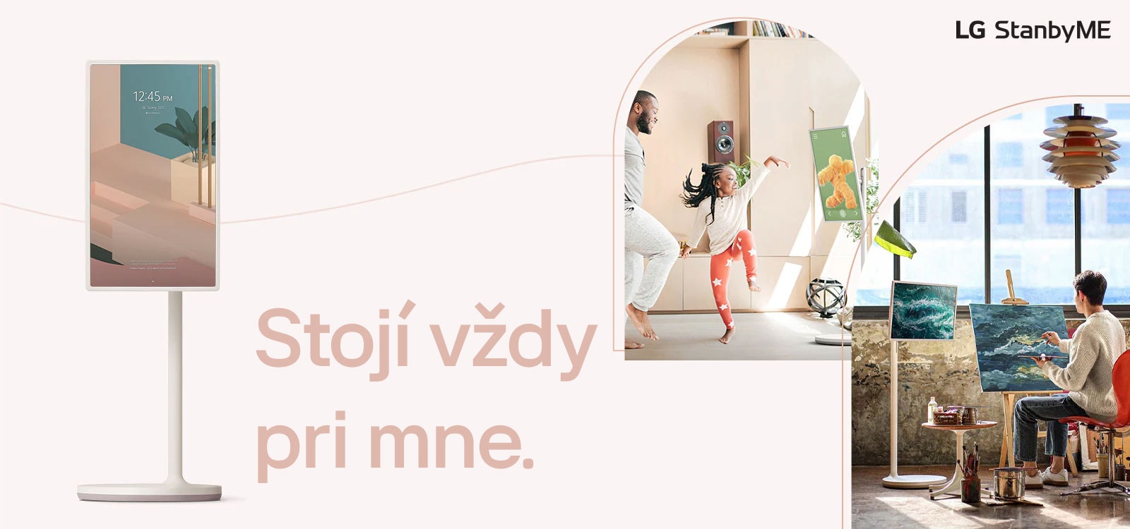 Text zblízka pre TV stojany – „Stojí vždy pri mne.“ Text je napísaný v tmavoružovej farbe. Sú vyobrazené dva interiérové obrázky životného štýlu orezané v zaoblených líniách – každý ukazuje televízor umiestnený v študovni a obývačke. Logo LG StanbyME je umiestnené v pravom hornom rohu pri zobrazení pre stolné počítače a ľavom hornom rohu pri zobrazení pre mobily.