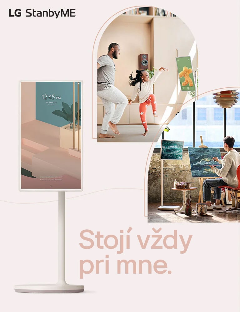 Text zblízka pre TV stojany – „Stojí vždy pri mne.“ Text je napísaný v tmavoružovej farbe. Sú vyobrazené dva interiérové obrázky životného štýlu orezané v zaoblených líniách – každý ukazuje televízor umiestnený v študovni a obývačke. Logo LG StanbyME je umiestnené v pravom hornom rohu pri zobrazení pre stolné počítače a ľavom hornom rohu pri zobrazení pre mobily.