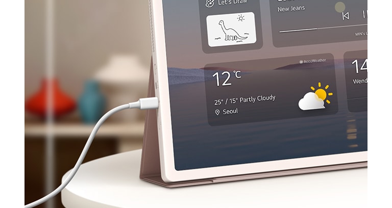 Detailný záber na kábel USB-C pripojený k obrazovke StanbyME 2.
