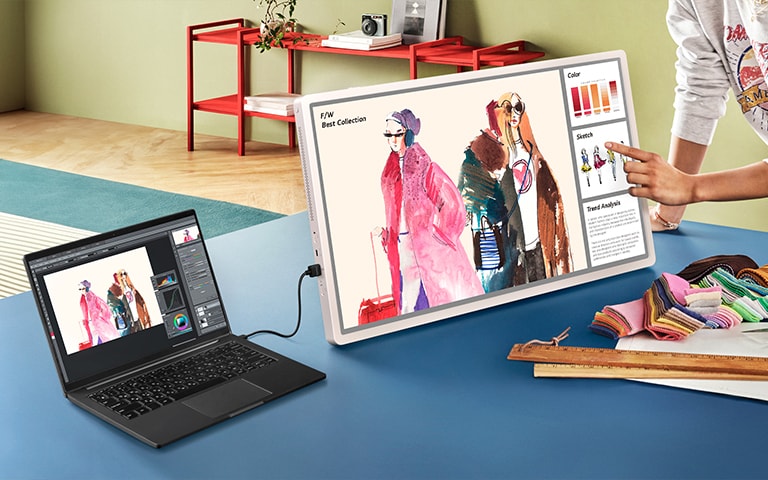 Obrazovka StanbyME 2 pripojená k ďalšiemu zariadeniu zobrazuje materiály na poradu.