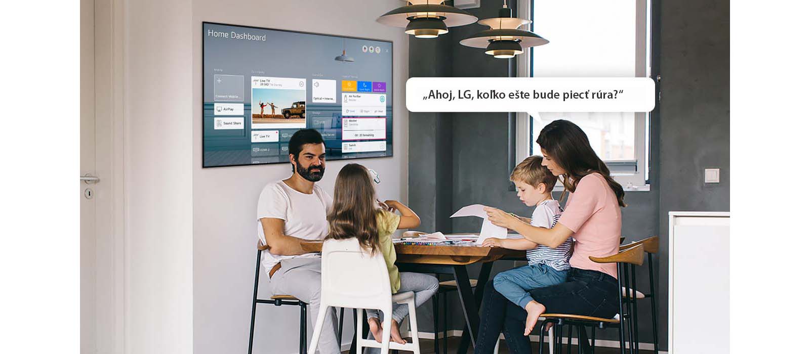 Rodina sedí za stolom a matka sa pýta televízora, koľko ešte bude piecť rúra