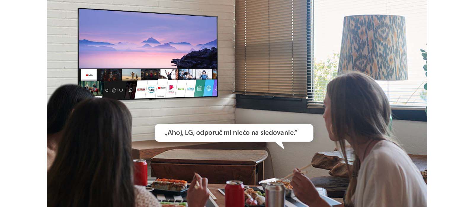 Tri ženy jedia suši a jedna z nich žiada televízor LG o odporúčanie, čo by si mohli pozrieť