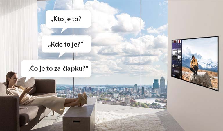 Žena sleduje televízor a pýta sa: „Kto je to?“, „Kde to je?“, „Čo je to za čiapku?“ 