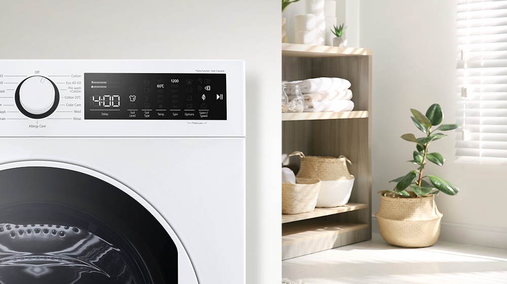 práčka pri stene a vzadu tkaniny