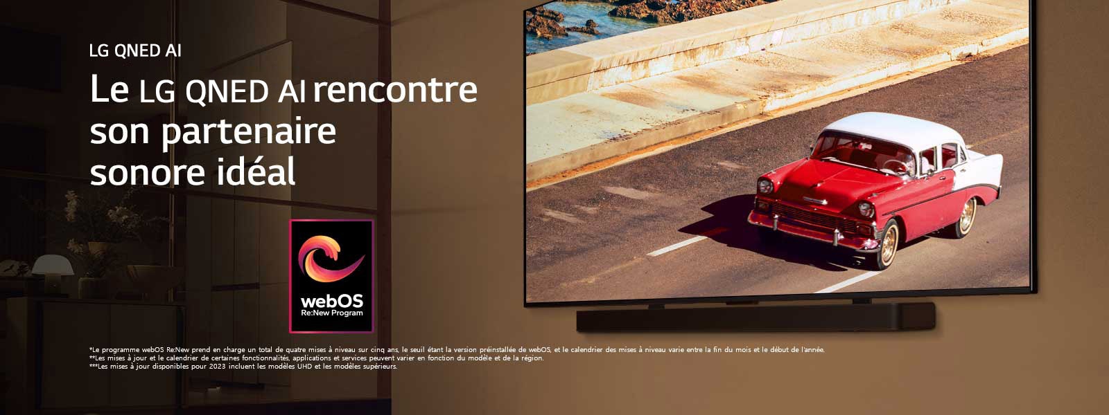 Un téléviseur LG QNED et une barre de son montés sur un mur dans une pièce subtilement éclairée. Sur le téléviseur, un véhicule rouge sur la route s'affiche. Le logo « webOS Re:New Program » est dans l’image. Une clause de non-responsabilité stipule que : « Le programme webOS Re:New prend en charge un total de quatre mises à niveau sur cinq ans, le seuil étant la version préinstallée de webOS, et le calendrier des mises à niveau varie entre la fin du mois et le début de l’année. » « Les mises à jour et le calendrier de certaines fonctionnalités, applications et services peuvent varier en fonction du modèle et de la région. »