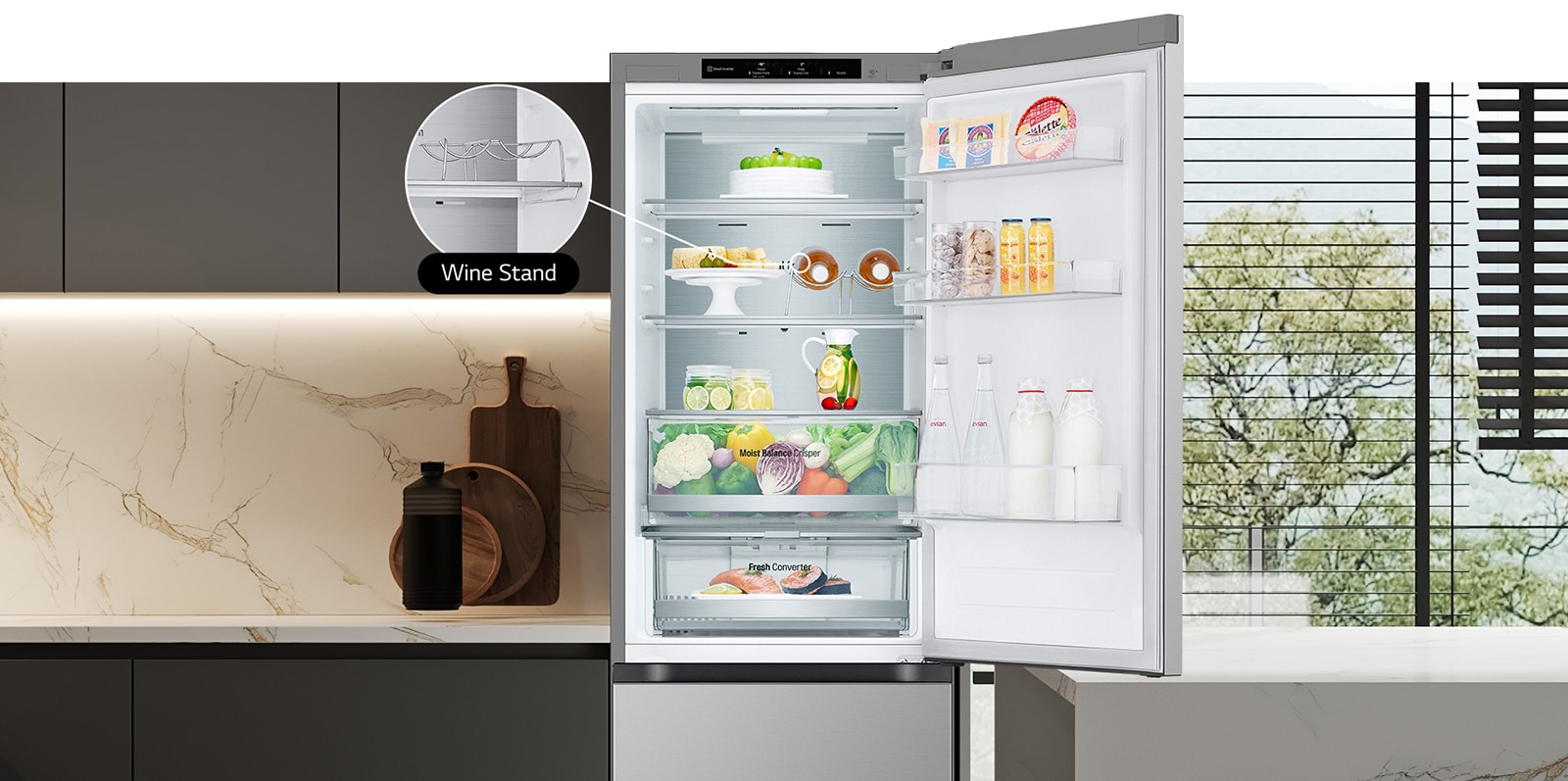 Réfrigérateur rempli d'aliments frais avec porte ouverte présentant un support à vin et une étagère pliante.