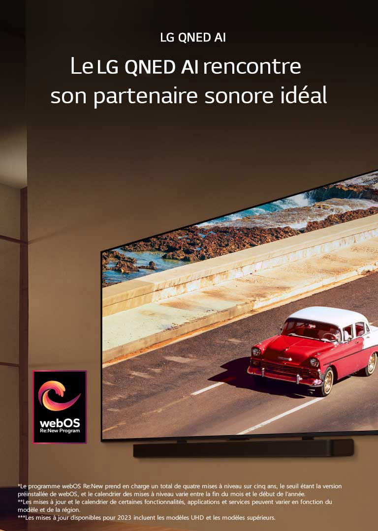 Un téléviseur LG QNED et une barre de son montés sur un mur dans une pièce subtilement éclairée. Sur le téléviseur, un véhicule rouge sur la route s'affiche. Le logo « webOS Re:New Program » est dans l’image. Une clause de non-responsabilité stipule que : « Le programme webOS Re:New prend en charge un total de quatre mises à niveau sur cinq ans, le seuil étant la version préinstallée de webOS, et le calendrier des mises à niveau varie entre la fin du mois et le début de l’année. » « Les mises à jour et le calendrier de certaines fonctionnalités, applications et services peuvent varier en fonction du modèle et de la région. »