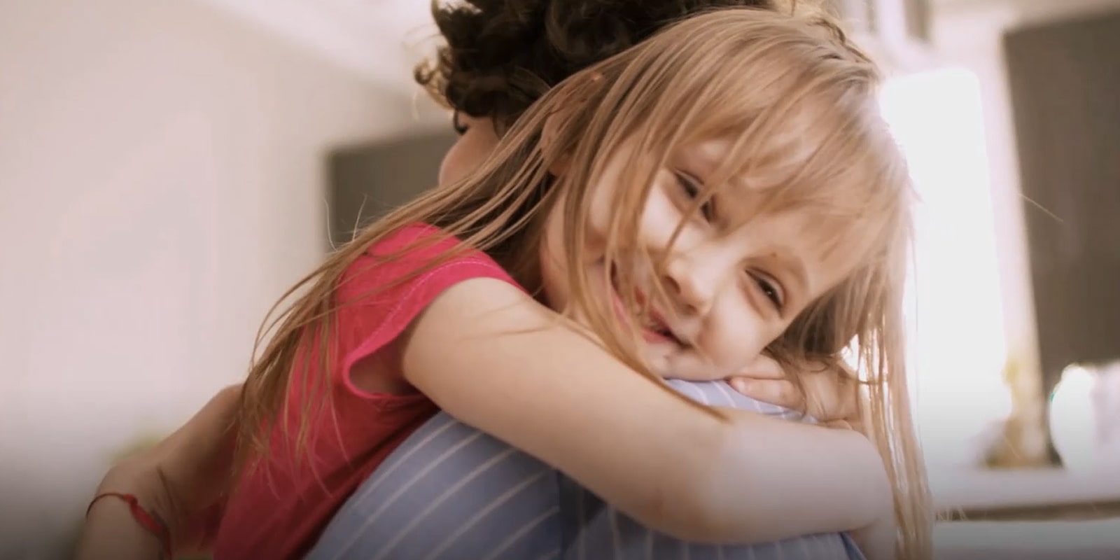 Une famille passant du bon temps chez elle