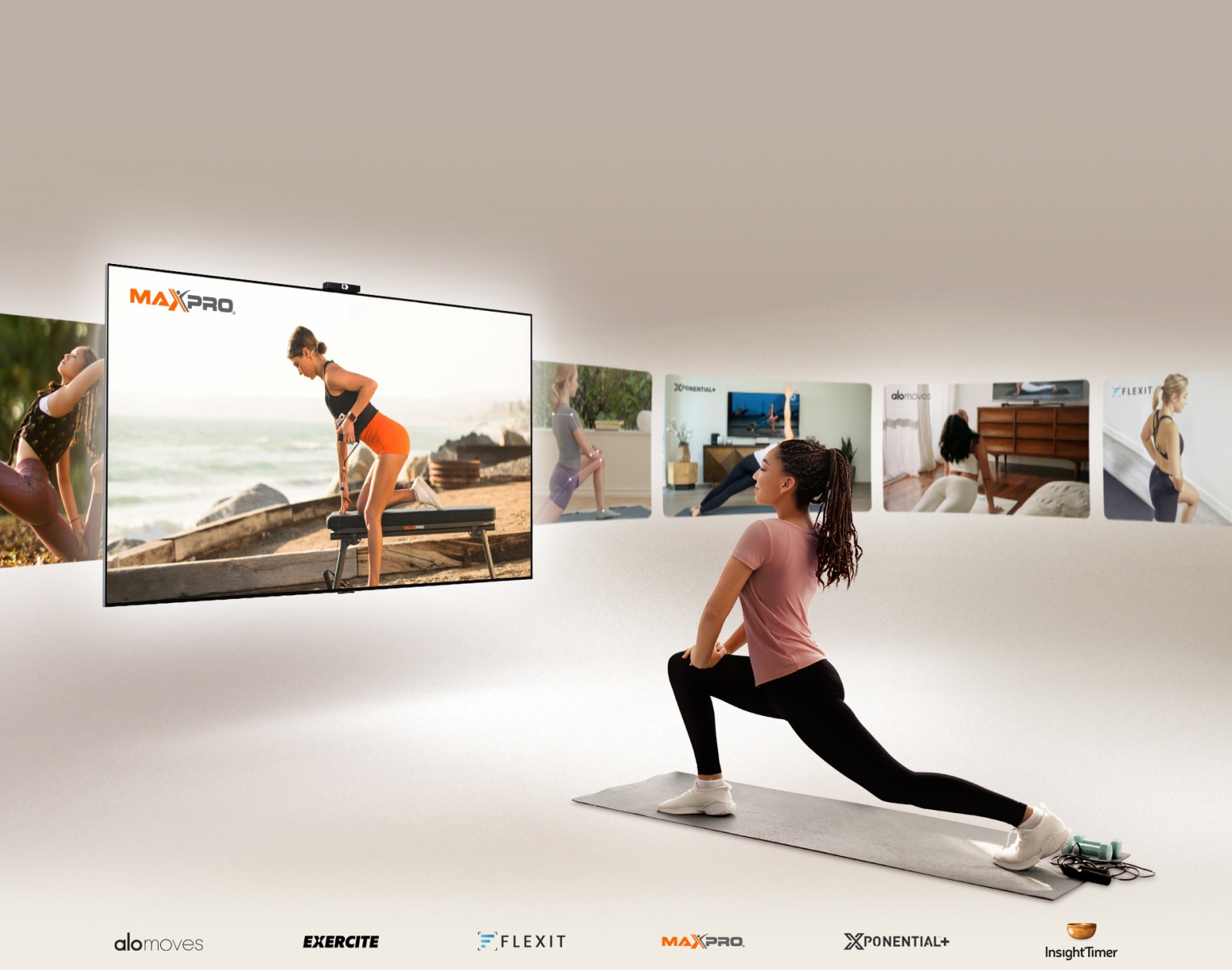 Une femme est en position de fente sur un tapis de yoga devant une LG TV. Le téléviseur passe par des vidéos d'Exercite, Xponential, Alo Moves, FLEXIT, Insight Timer et Maxpro.
