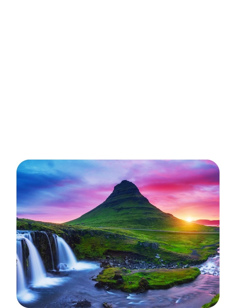 Une galerie de 6 images de montgolfières dans le ciel est affichée. Deux images sont sélectionnées. Ensuite, une galerie présentant 6 images de personnes soufflant des bulles apparaît. 2 autres images sont sélectionnées. Un écran noir apparaît avec une icône de chargement rose et violette. Un paysage mystique apparaît, et des améliorations apparaissent progressivement de gauche à droite.