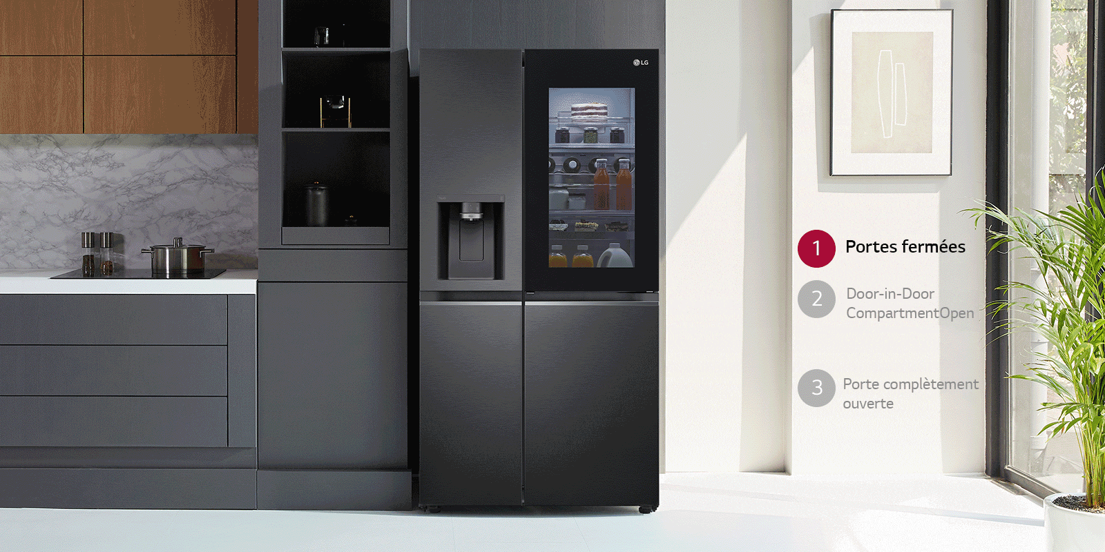 Réfrigérateur dans une cuisine moderne avec les 4 portes fermées. Cycles d'ouverture du compartiment Door-in-Door.