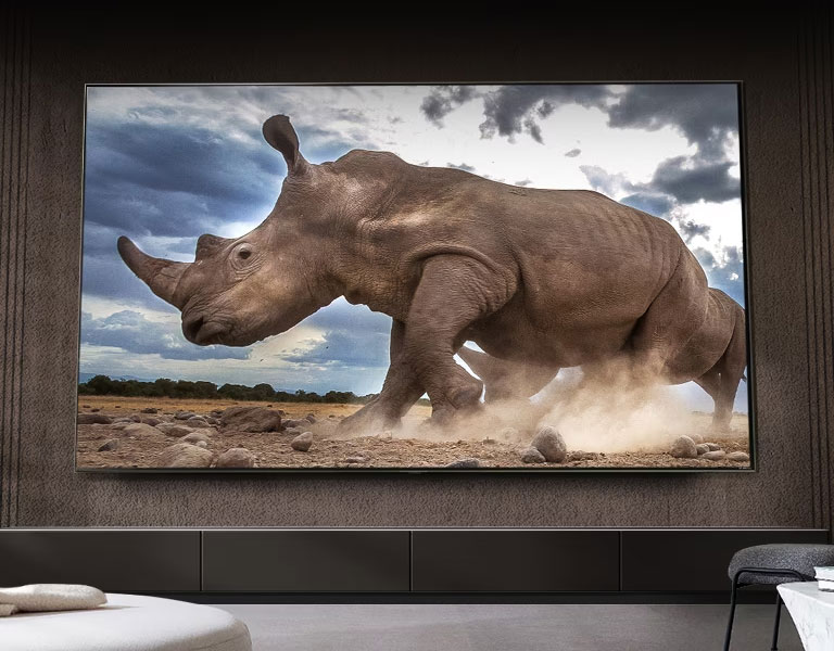 L’écran ultra-large du QNED s’affiche magnifiquement sur les angles bas.