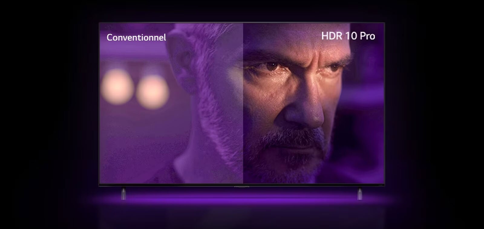 Un homme regarde dehors, l’air furieux. L’image est divisée en deux parties. Sur la partie gauche de l’image, les couleurs semblent ternes et moins vives, tandis que la partie droite semble plus vive et plus colorée. Dans le coin supérieur gauche, il est écrit « conventionnel », dans le coin supérieur droit, il est écrit « HDR 10 PRO ». 