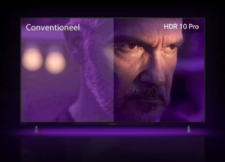 Un homme regarde dehors, l’air furieux. L’image est divisée en deux parties. Sur la partie gauche de l’image, les couleurs semblent ternes et moins vives, tandis que la partie droite semble plus vive et plus colorée. Dans le coin supérieur gauche, il est écrit « conventionnel », dans le coin supérieur droit, il est écrit « HDR 10 PRO ». 