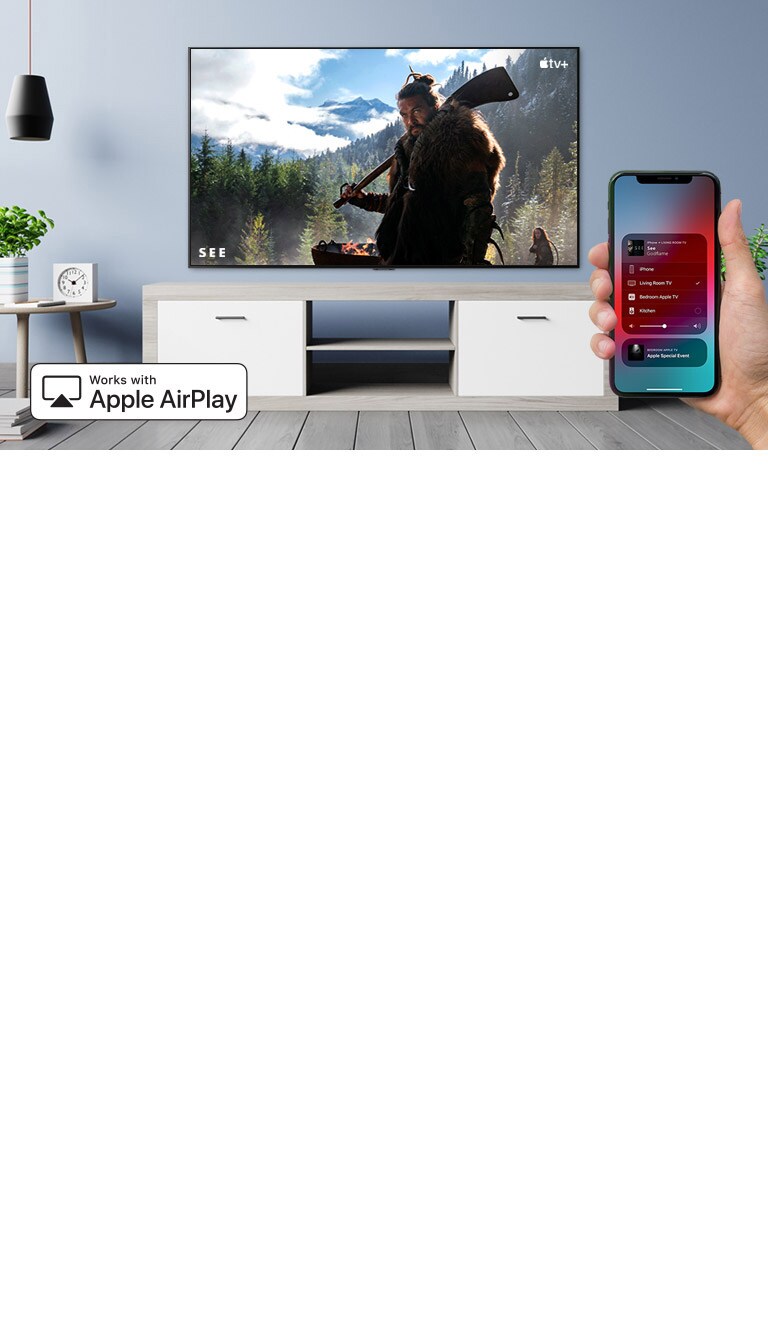 Gros plan d’une main contrôlant le téléviseur avec un iPhone et du téléviseur affichant un contenu Apple TV+