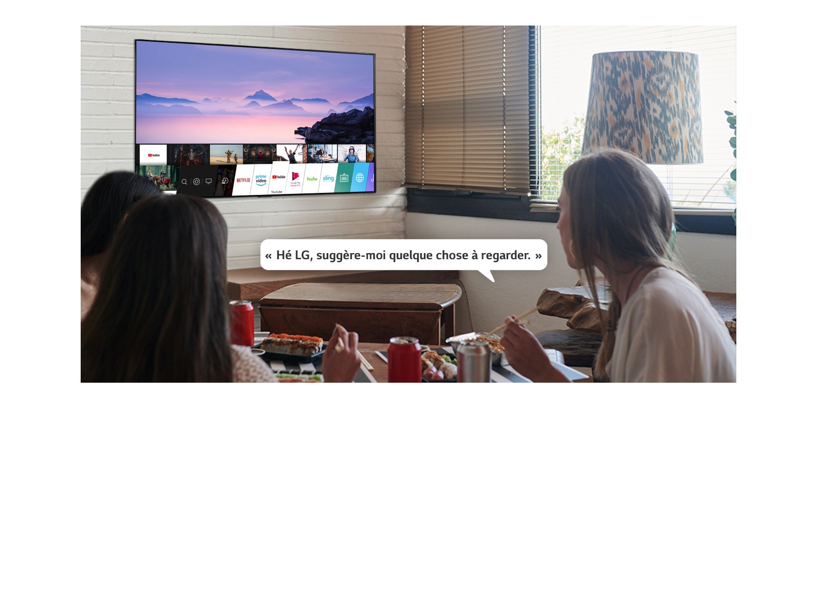 Trois femmes mangent des sushis tandis que l’une d’entre elle demande des suggestions de contenu à regarder au téléviseur LG