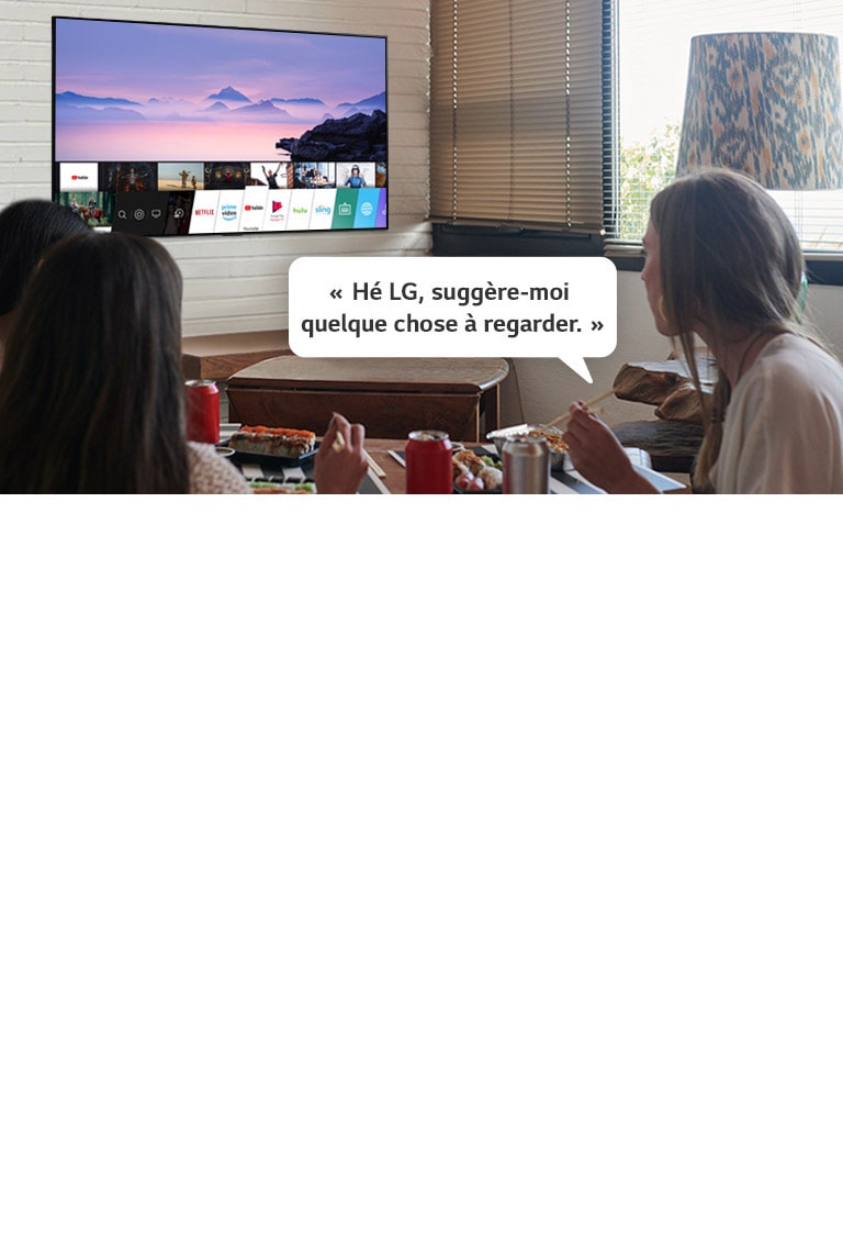 Trois femmes mangent des sushis tandis que l’une d’entre elle demande des suggestions de contenu à regarder au téléviseur LG