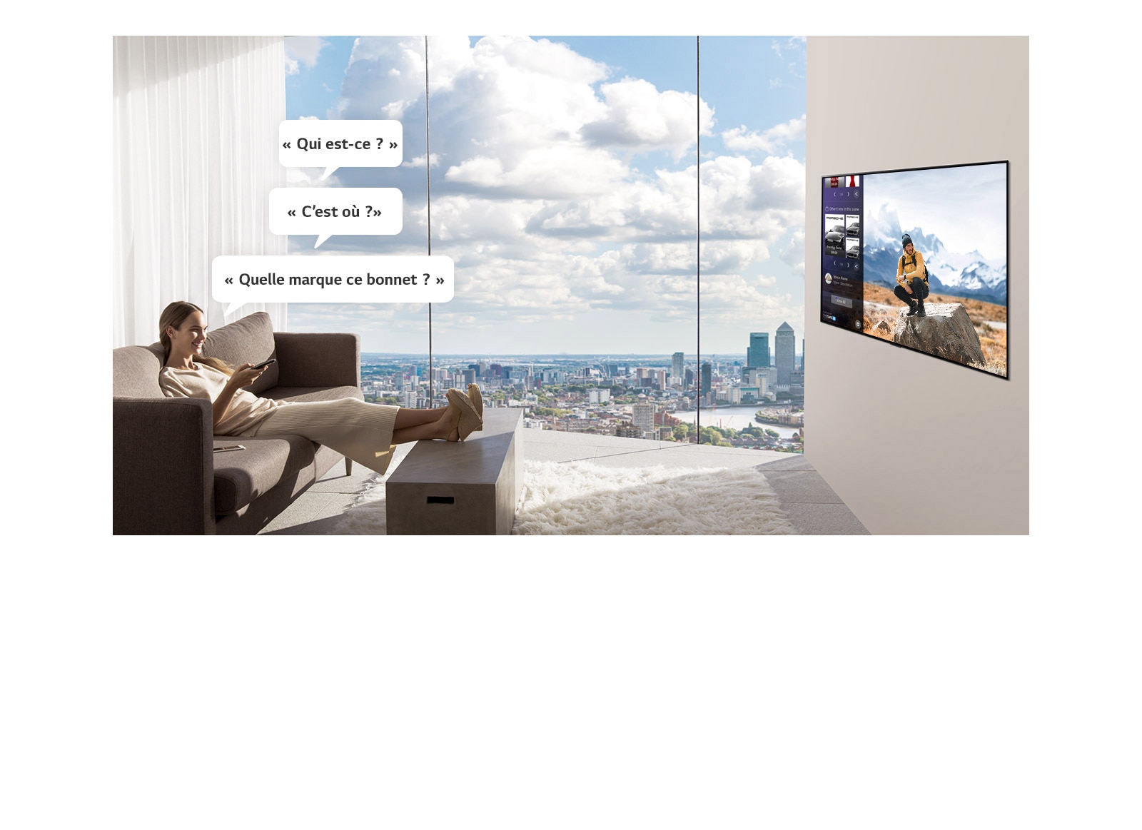 Une femme regarde le téléviseur et lui demande : « Qui est-ce ? », « C’est où ?» et « Quelle marque ce bonnet ? » 