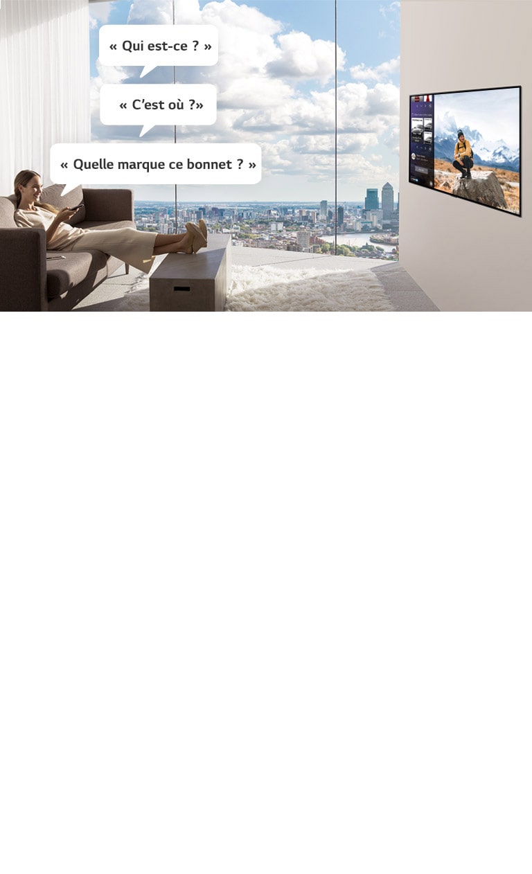 Une femme regarde le téléviseur et lui demande : « Qui est-ce ? », « C’est où ?» et « Quelle marque ce bonnet ? » 