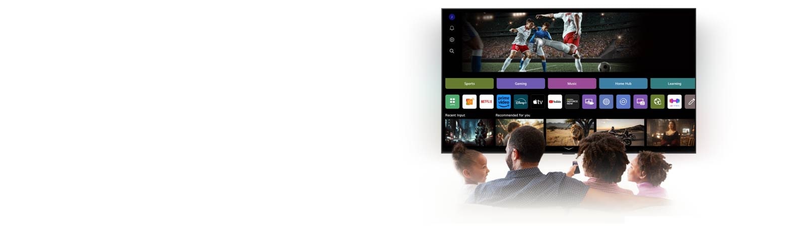 Une famille de quatre personnes est réunie autour d’une LG AI TV. Un cercle apparaît autour de la personne qui tient la télécommande, montrant son nom. Cela montre comment AI Voice ID reconnaît la signature vocale de chaque utilisateur. L’interface webOS montre ensuite comment l’IA change de compte automatiquement et recommande du contenu personnalisé.