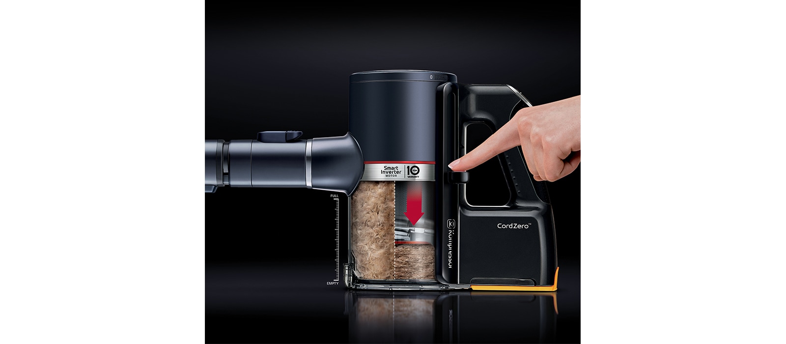 Compressez les saletés dans le bac, pour vider moins souvent