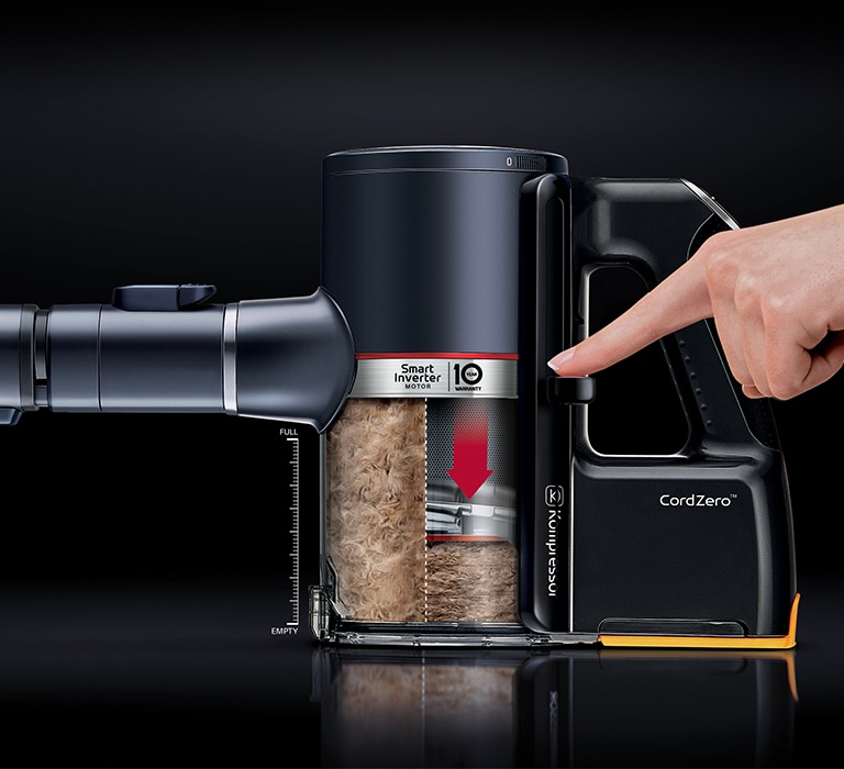 Compressez les saletés dans le bac, pour vider moins souvent