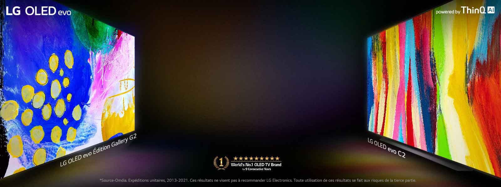 Vue latérale du LG OLED C2 et du LG OLED G2 édition Gallery face à face dans une pièce sombre avec des œuvres d’art brillantes et colorées sur leurs écrans.