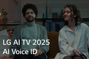 On voit le titre, LG AI TV 2025, Al Voice ID. Un homme et une femme, tenant une télécommande de TV, sont assis sur un canapé.