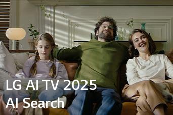 On voit le titre, LG AI TV 2025, Al Search. Une famille de trois personnes est assise sur le canapé de son salon.