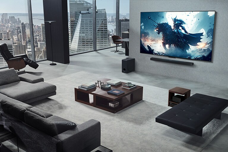 Salon avec une personne jouant à un jeu vidéo sur sa LG TV True Wireless et sa LG Soundbar fixées au mur. Il tient une manette dans sa main, mais la console de jeu n’est pas immédiatement visible. Il n’y a pas non plus de câbles visibles. Le boîtier Zero Connect est rangé, à peine visible sous une table d’appoint. 
