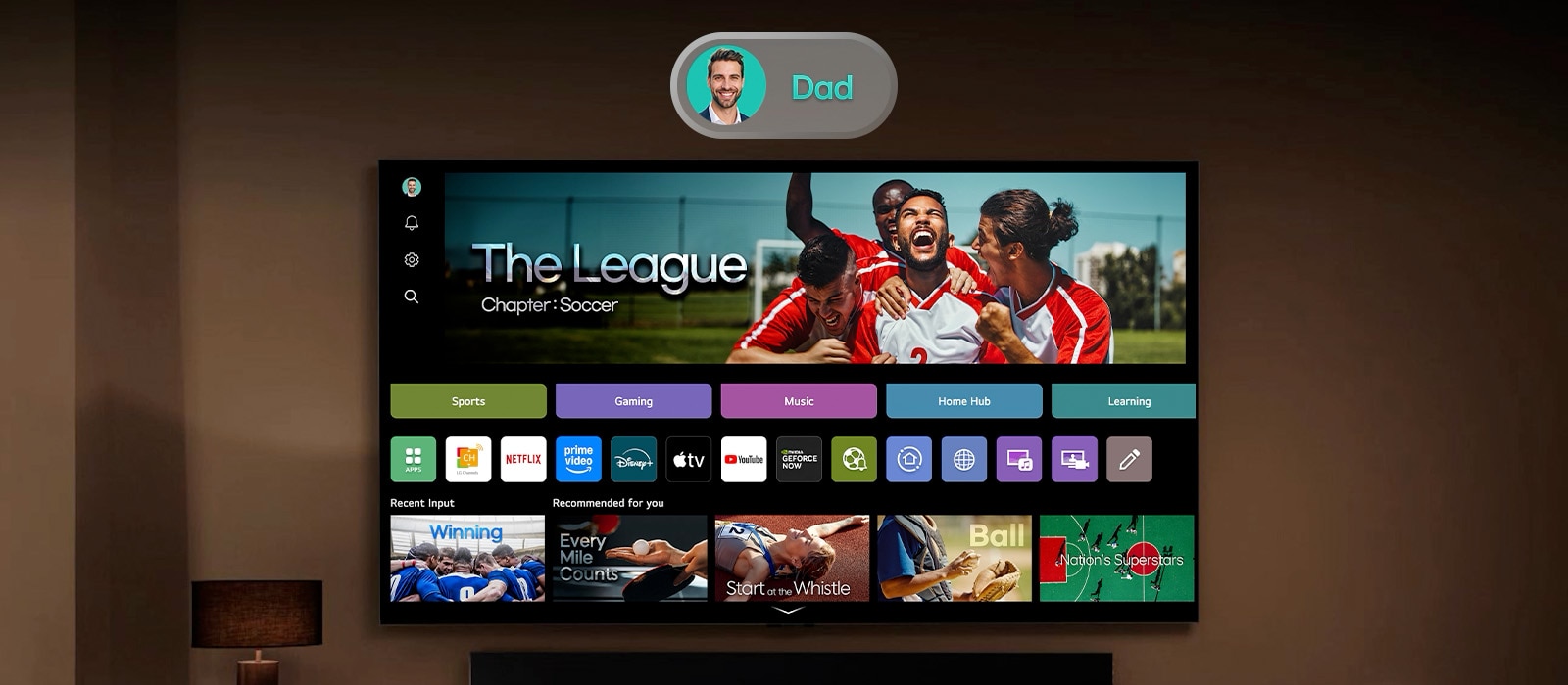 LG Smart TV avec un écran d’accueil webOS à droite et une image de profil flottante à gauche passant de papa à maman, mettant en valeur des comptes utilisateur personnalisés et des recommandations de contenu personnalisées.