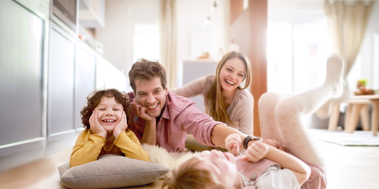 Une famille passant du bon temps chez elle