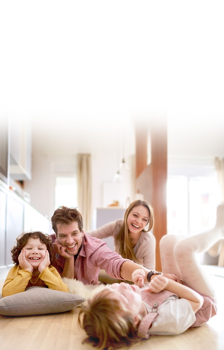 Une famille passant du bon temps chez elle