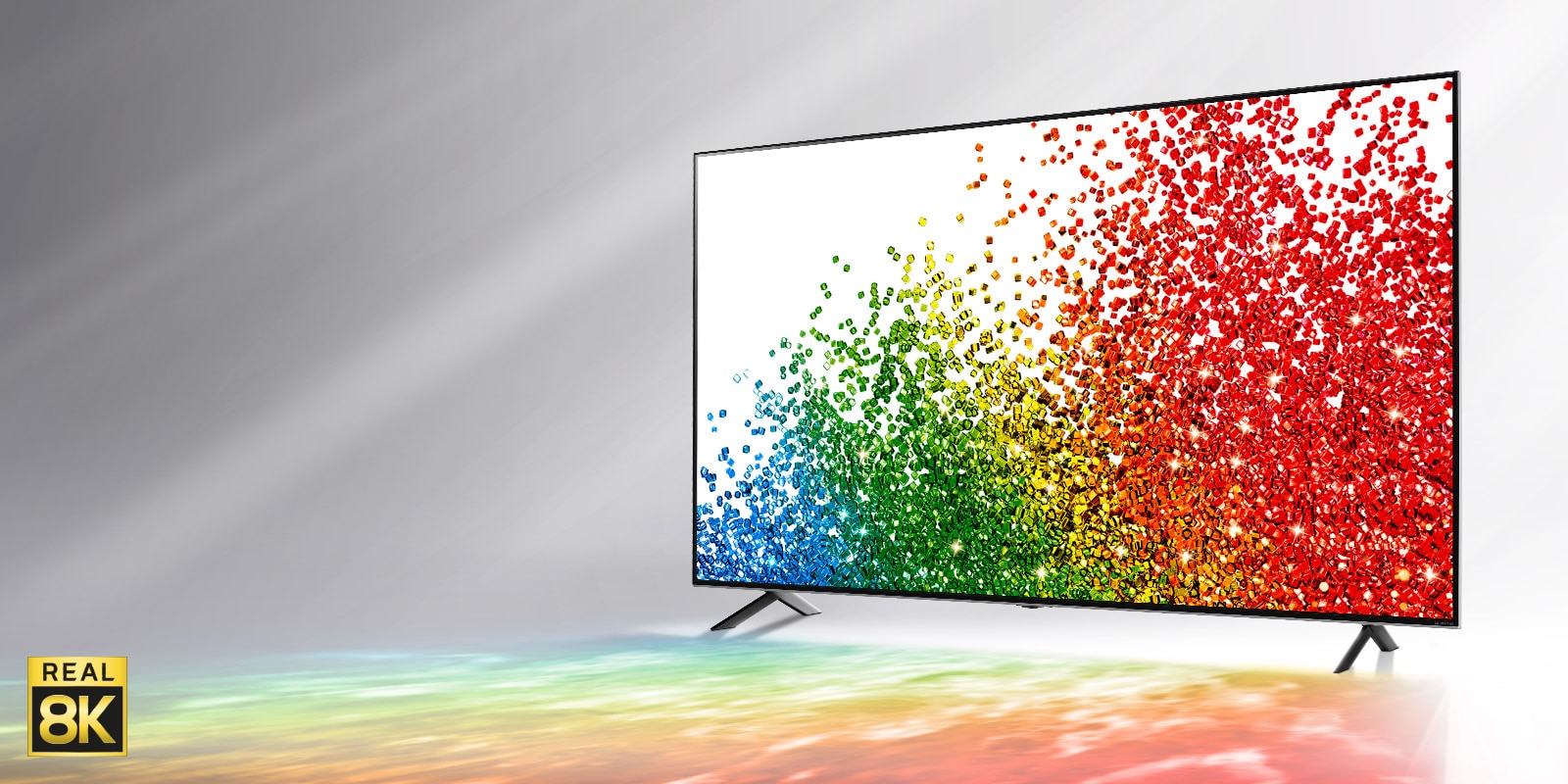 Une image du téléviseur LG NanoCell sur un fond gris avec les couleurs de l’écran qui se reflètent sur le sol devant lui.