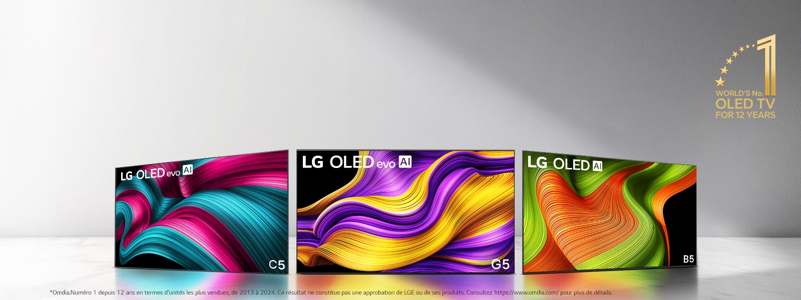 Gamme de trois TVs LG OLED evo AI en formation, les TVs C5, G5 et B5. L’emblème Marque de TV OLED numéro 1 dans le monde depuis 12 ans figure dans le coin. 