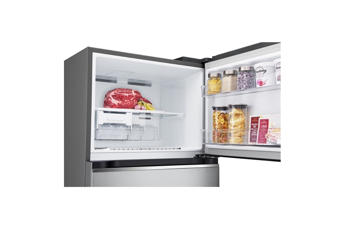LG Réfrigérateur deux portes de 410 litres avec compresseur à onduleur Smart Inverter, Door Cooling+™ et LED tactile, ThinQ™ avec Wi-Fi - Platine argent, top freezer opened with moving ice maker attached and food stored, GN-B372PLGB, thumbnail 6