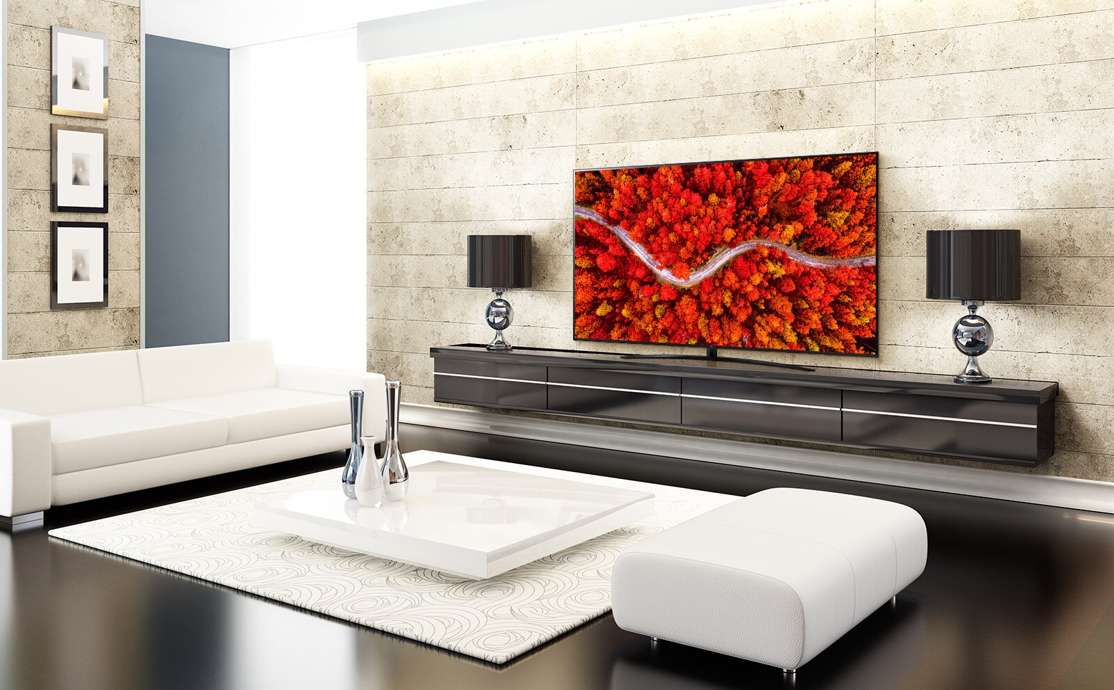 Un salon luxueux, avec un téléviseur affichant une vue aérienne de forêts en rouge.