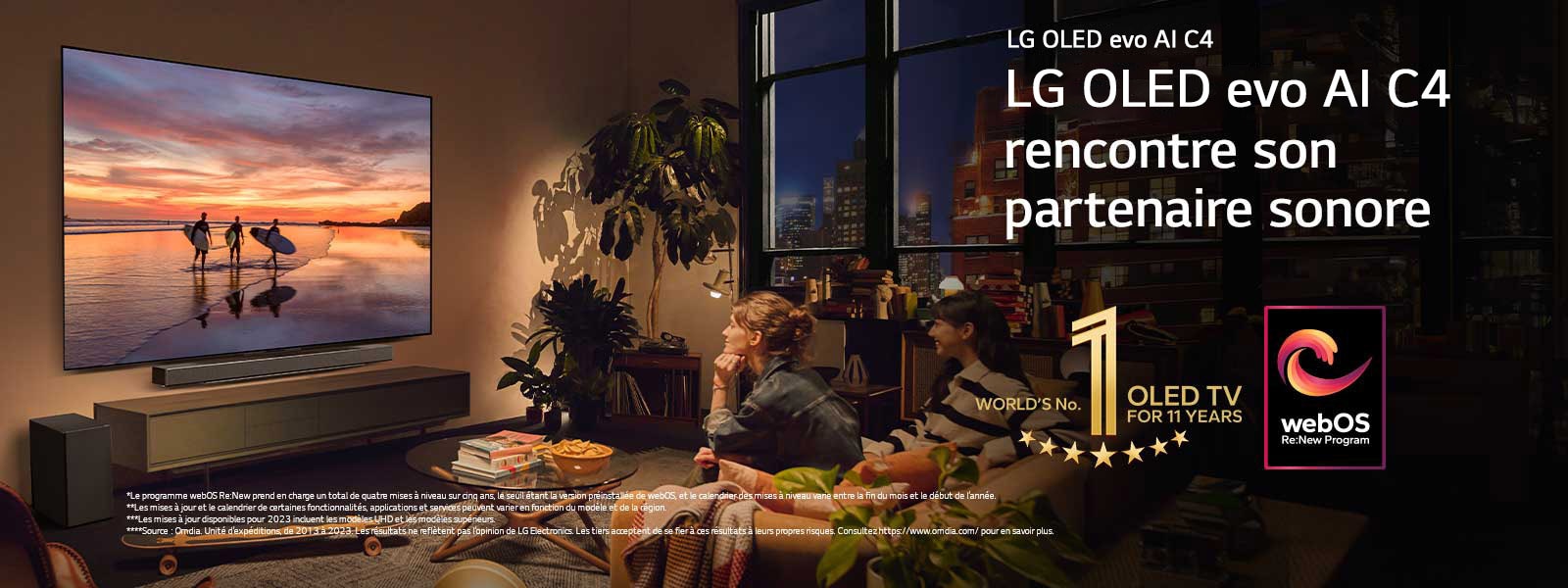 Un LG OLED evo C4 monté sur le mur d'un salon de soirée confortable avec une LG soundbar montée juste en dessous. Une plage au coucher du soleil avec les silhouettes de trois surfeurs s’affiche sur le téléviseur. Deux femmes sont assises sur le canapé, faisant face et penchées vers le téléviseur et la barre de son. L’emblème « numéro 1 mondial TV OLED pour 11 ans » et le logo « webOS Re:New Program » sont à l’image. Une clause de non-responsabilité stipule que : « Le programme webOS Re:New prend en charge un total de quatre mises à niveau sur cinq ans, le seuil étant la version préinstallée de webOS, et le calendrier des mises à niveau varie entre la fin du mois et le début de l’année. » « Les mises à jour et le calendrier de certaines fonctionnalités, applications et services peuvent varier en fonction du modèle et de la région. »  « Les mises à jour disponibles pour 2023 incluent les modèles UHD et les modèles supérieurs. » « Source : Omdia. Unité d’expéditions, de 2013 à 2023. Les résultats ne reflètent pas l’opinion de LG Electronics. Les tiers acceptent de se fier à ces résultats à leurs propres risques. Consultez https://www.omdia.com/ pour en savoir plus. »